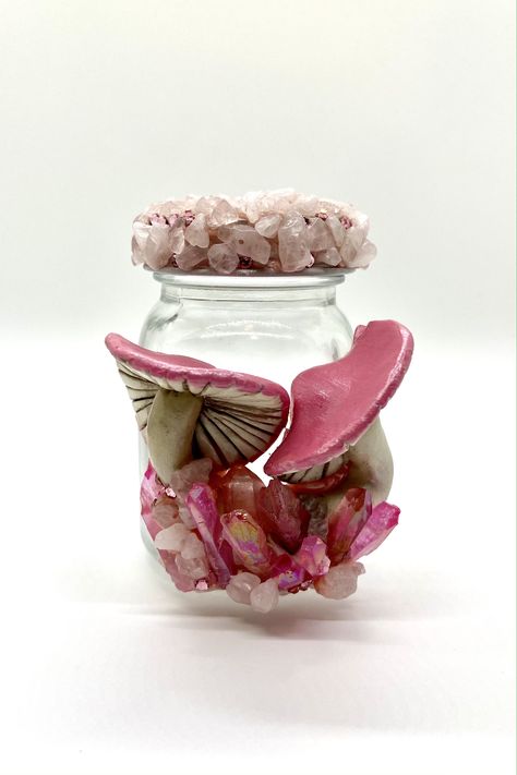 This cute pink stash jar has sculpted mushrooms with quartz crystals and a rose quartz lid. Cute Stash Jar, Polymer Clay Stash Jar, Stash Jar Ideas Diy, Clay Stash Jar, Shroom Art, Mushroom Jar, Polymer Clay Mushroom, Clay Mushroom, Mushroom Crafts