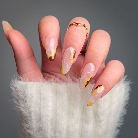 Brown And Yellow Nails, Yellow And Brown Nails, Yellow Fall Nails, Halloween Customs, Lux Nails, Earthy Design, Swirl Nail Art, Yellow Nails Design, Brown Nails Design