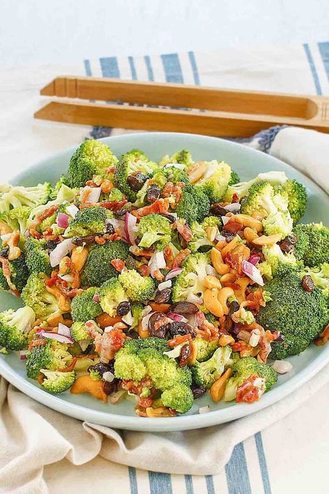 Sweet Tomatoes Joan's Broccoli Madness Salad - CopyKat Recipes Best Broccoli Salad Recipe, Easy Broccoli Salad, Easy Broccoli, Side Salad Recipes, Easy Salad Dressing, Broccoli Salad Recipe, Cold Pasta Salad, Hearty Salads, Copykat Recipes