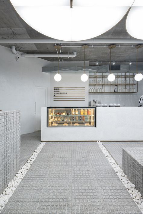 JISU Specialty Cafe / Tomas Mielnikowicz | ArchDaily Cafe Counter Design Coffee Shops, Cafe Interior Design Concept, Cafe Counter Design, Modern Cafe Interior Design, Cafe Counter, Coffee Desk, Reception Desk Design, Speciality Coffee Shop, White Cafe