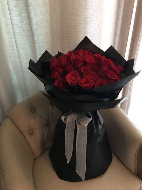 Red Roses Black Bouquet, Black Bouquet, Black And Red Roses, Luxury Flower Bouquets, 21st Birthday Cakes, Birthday Ideas For Her, Rose Flower Pictures, Aesthetic Roses, Boquette Flowers