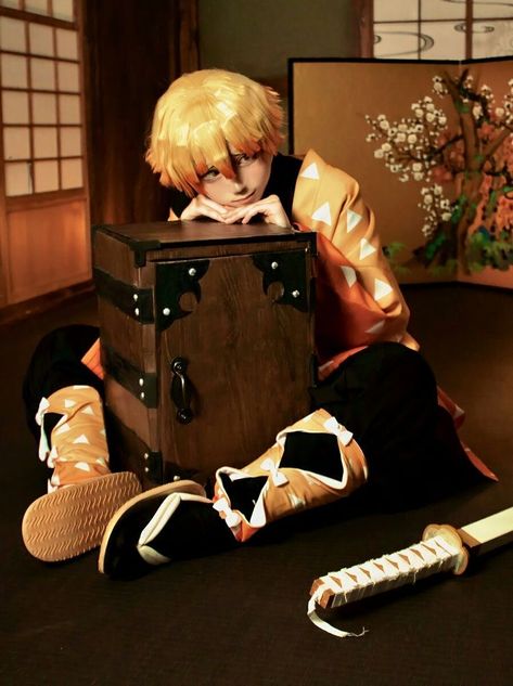 Demon Slayer Zenitsu Cosplay, Demon Slayer Cosplays, Rengoku Cosplay, Tanjiro Cosplay, Zenitsu Cosplay, Cosplay Demon Slayer, Inosuke Demon Slayer, Demon Slayer Cosplay, Clever Halloween Costumes