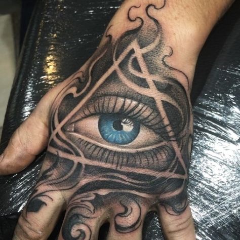 Top 100 de Tatouages sur la Main pour Homme | TATOUEZ #tatouage #tatouagehomme Illumanti Tattoos, All Seeing Eye Tattoo Design, Hand Eye Tattoo, Seeing Eye Tattoo, Ojo Tattoo, Tattoo Main, Best Tattoo Ideas For Men, Egyptian Eye Tattoos, Third Eye Tattoos