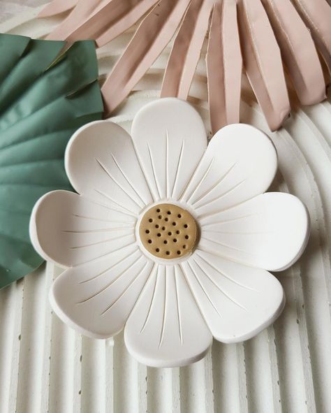 The perfect home for your rings, bracelets and treasures. This picturesque ring dish is a great gift for bridal party members. Flower Trinket Dish, Barbara Bach, Pottery Ring, Diy Air Dry Clay, Air Dry Clay Projects, Clay Diy Projects, Clay Crafts Air Dry, Ivory Flower, Pottery Crafts