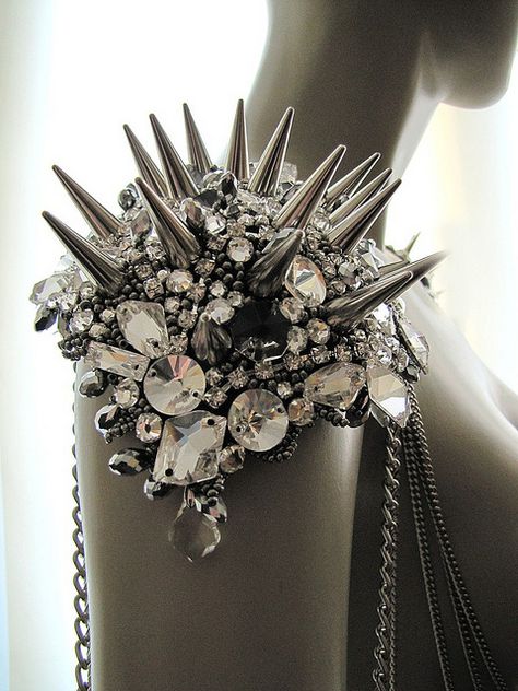 Body harness jewelry. Don't think id wear this, but it's too cool to pass up! Body Harness Jewelry, Couture Dior, Shoulder Jewelry, Studs And Spikes, Mode Crochet, Body Adornment, Body Harness, Estilo Punk, Cat Walk