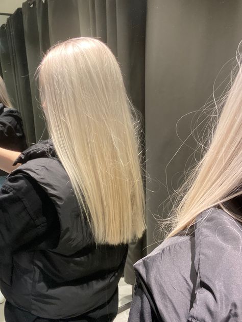 Blonde Hair Extensions Straight, Light Blonde Hair Platinum, Medium Light Blonde Hair, Hollywood Blonde Hair, Dark To Platinum Hair, Long Straight Hair Blonde, Blonde Hair Scandinavian, Light Blonde Hair Inspiration, Platinum Hair Highlights