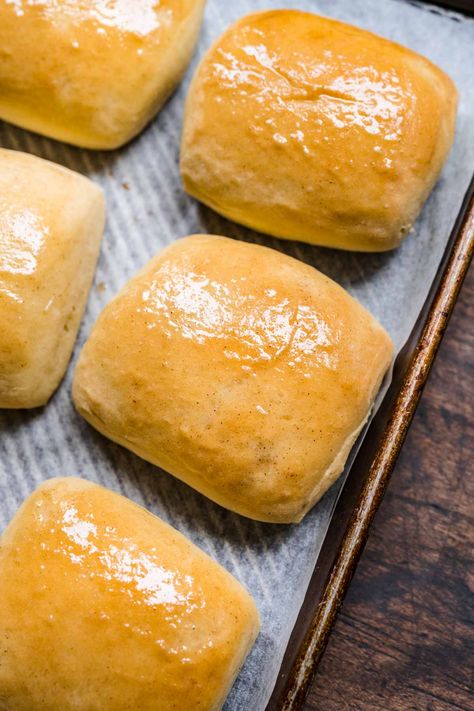 Soft and fluffy Texas Roadhouse Rolls made from scratch brushed with a cinnamon honey butter. It's pure dinner roll perfection! Honey Yeast Rolls, Easy Dinner Rolls, Roadhouse Rolls, Texas Roadhouse Rolls, Yeast Packet, Cinnamon Honey Butter, Dinner Roll, Cinnamon Honey, Baked Rolls