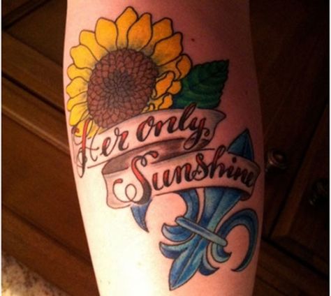 15 Best Sunflower Tattoo Designs With Meanings Miami Ink Tattoos, Sunflower Tattoo Meaning, Sunflower Tattoo Thigh, Sunflower Tattoo Simple, Sunflower Tattoo Sleeve, Sunflower Tattoo Shoulder, Disney Tattoo, Sunflower Tattoos, Tattoo Design Book