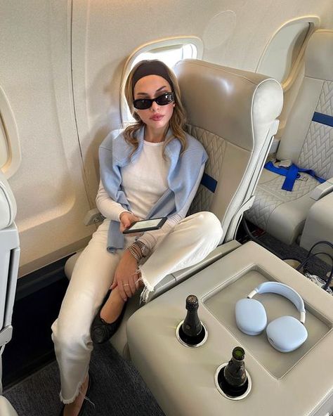 KIT CLEMENTINE KEENAN on Instagram: "Bahamas weekend begins 🤍✨🛩️🥂" Sweater Over Shoulders, Clean Girl Winter, Kit Keenan, Airport Look, Airpods Max, London Spring, Pink Tote, Fall Fits, Apple Airpods