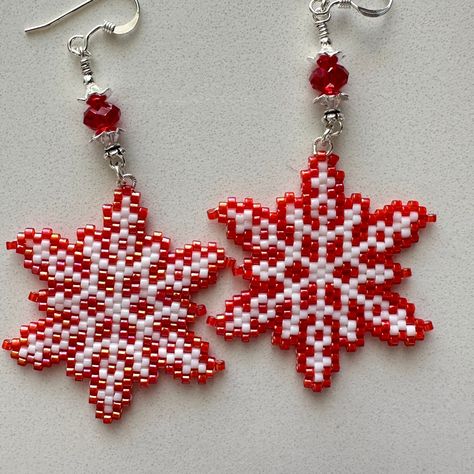 Christmas Beading, Christmas Beads, Beaded Snowflake, Diy Seed Bead Earrings, Seed Bead Jewelry Patterns, Beaded Snowflakes, Seed Beading, Seed Bead Patterns, Christmas Bead