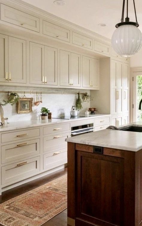 Beige Kitchen Cabinets, Beige Kitchen, Sink Kitchen, New House - Kitchen, Classic Kitchen, Wood Kitchen Cabinets, Kitchen Farmhouse, Kitchen Cabinet Colors, Kitchen Inspiration Design