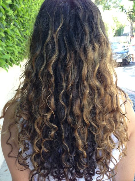 Hair Curly Highlights, Curly Hair With Highlights, Balliage Hair, Curly Hair Brown, Curly Hair Highlights, Curly Highlights, Brown Wavy Hair, Highlights Curly, Dark Curly Hair