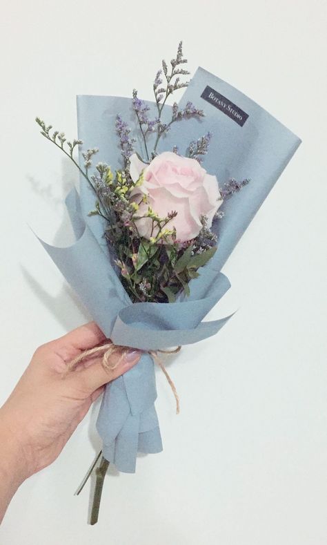 Carousell - Snap to List, Chat to Buy Single Stalk Bouquet, Small Flower Bookey, One Flower Bouquet Gift, Small Flower Bouquet Aesthetic, Bouket Flowers Aesthetic, Small Bouquet Of Flowers Aesthetic, Bouket Flowers Gift, Single Flower Bouquet Gift, Bouquet Of Flowers Simple