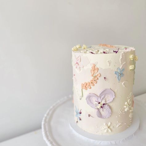 https://www.instagram.com/p/CZFqne-hxVM/?utm_medium=share_sheet Heavenly Birthday Cake, First Heavenly Birthday, Fairies Cake, Heavenly Birthday, Painted Florals, 16 Birthday Cake, Fairy Cake, Dino Birthday, 16th Birthday