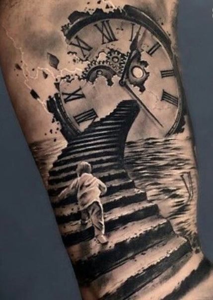 I simboli per eccellenza per un tatuaggio con il significato del tempo che passa sono l'orologio e la clessidra. La vita ci sfugge tra le mani, è un susseg Stairs Tattoo, Heaven Tattoos, Clock Tattoo Design, Forearm Sleeve Tattoos, Geniale Tattoos, Watch Tattoos, Clock Tattoo, Best Sleeve Tattoos, Time Tattoos