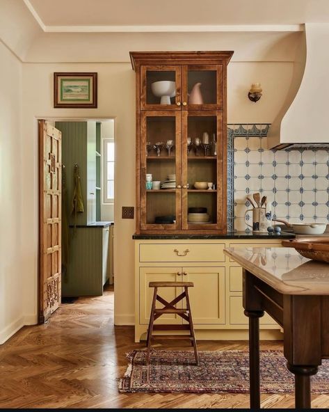 Beige And Wood Kitchen, Old World Kitchen, Dream Place, Interiors Dream, Kitchen Farmhouse, Mediterranean Garden, School House, Yellow Kitchen, Kitchen Extension