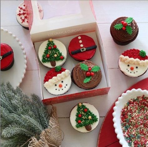 Christmas Theme Cupcakes, Christmas Cupcake Designs, Christmas Cupcake Decorating Ideas, Christmas Cupcake Decorations, Cupcakes For Thanksgiving, Christmas Themed Cupcakes, Christmas Cupcakes Recipes, Christmas Cupcakes Decoration, Christmas Pastries