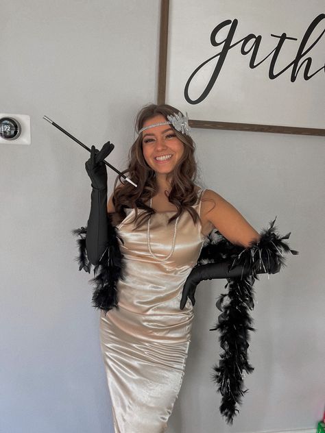 #halloween #thegreatgatsby #costume ideas Flapper And Mobster Costume, 1920 Costume Ideas Women, Halloween Costume 1920s, Gatsby Outfit For Woman, Roaring 20s Outfit Ideas, Hollywood Costume Ideas For Women, 20s Costume Ideas, Diy Gatsby Costume, 1920’s Costume