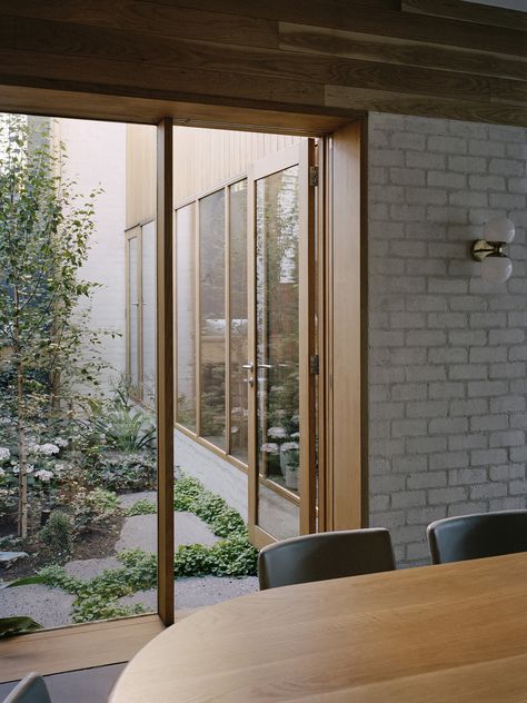 est living 9 yard house studio bright 10 Studio Bright, Interior Courtyard, Yard House, Brick Construction, 1930s House, Timber Walls, Window Benches, Small Courtyards, Patio Interior