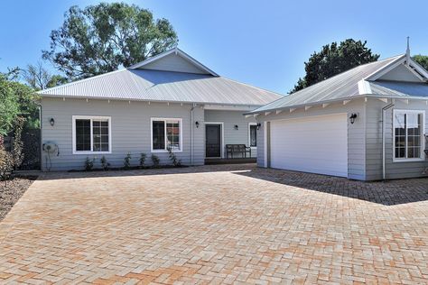 Beautiful weatherboard cottage, traditional style in Dulux Colorbond Shale Grey, and handmade Midland Brick Woodbridge pavers Ranch Style Homes Exterior Colors, Ranch Style Homes Exterior, Hamptons Style Homes, Weatherboard House, Shale Grey, Roof Restoration, Homes Exterior, House Cladding, Grey Exterior