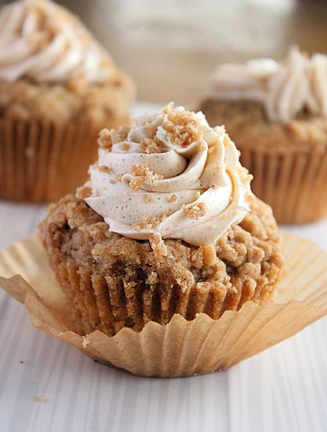 Streusel Cupcakes, Big Green House, Cinnamon Buttercream Frosting, Cinnamon Buttercream, Cinnamon Cupcakes, Cinnamon Streusel, Pinterest Cake, Winter Cooking, Vanilla Milk