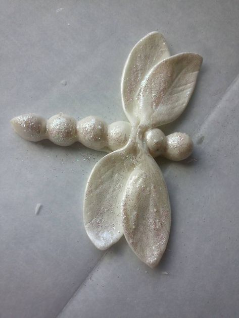 Clay Dragonfly Tutorial, Dragonfly Cake Ideas, Dragonfly Diy, Clay Dragonfly, Clay Art Ideas Easy, Baked Clay Crafts, Easy Fondant Decorations, Dragonfly Cake, Diy Air Dry Clay