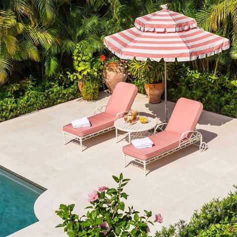 25 Stylish Patio Umbrellas To Make Your Backyard Look Like a Chic Hotel - Kelly Golightly Slim Aarons, Casa Exterior, Beach Umbrella, Pool Spa, Patio Umbrellas, Outdoor Pool, Sun Lounger, Outdoor Patio, Patio Umbrella