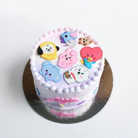 Cooky Cake Bt21, Cake Bt 21, Korean Cake Bt21, Bt21 Cake Birthday Ideas, Bts Cake Simple, Bt21 Cake, Kue Disney, Architecture Cake, Kpop Birthday