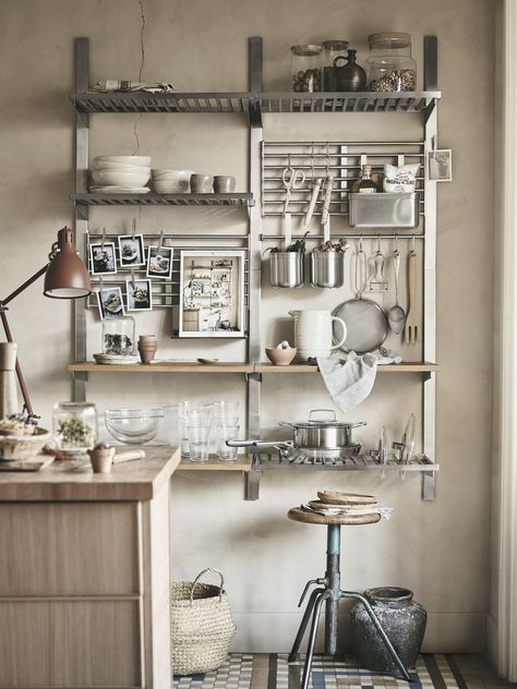 The sage advice when you're short on floor space is to maximize your walls. And the new KUNGSFORS series is definitely hear to help with that. Ikea Deco, Organiser Cucina, Tiny Kitchens, Ikea New, Kitchen Wall Storage, Wall Storage Unit, Kitchen Set Up, Small Space Organization, Ikea Kitchen