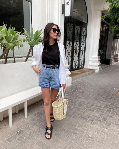 Dad Sandals Outfit, Sandal Outfits, Black Summer Outfits, Dad Sandals, Look Short, Sandals Outfit, Summer Lookbook, Instagram S, Short En Jean