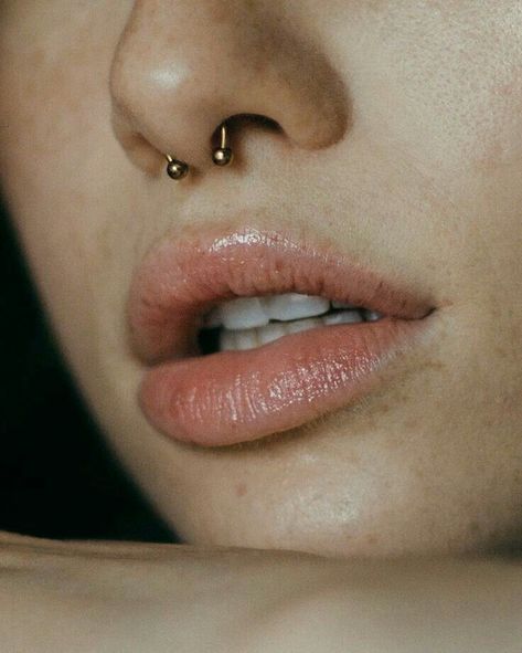 Septum Tattoo, Septum Piercing Men, Small Septum, Bijoux Piercing Septum, Spiderbite Piercings, Orr Piercing, Piercing Bouche, Piercing Face, Piercing Girl