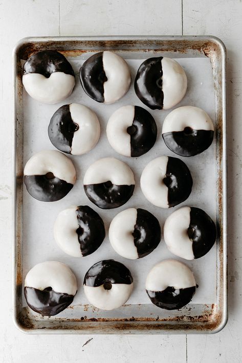 Black And White Decorations Birthday, Black And White Donuts Wedding, Black And White Desserts Ideas, Black And White Party Food Ideas, Black White Party Ideas, Birthday Decorations Black And White, Black And White Party Food, Black And White Birthday Party Ideas, Black And White Birthday Decorations