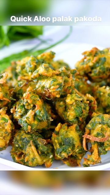 Chilli Bites, Palak Pakoda, Spinach Fritters, Aloo Palak, Spinach Balls, Potato Fritters, Chaat Recipe, Cooking Recipes Healthy, Ramadan Recipes