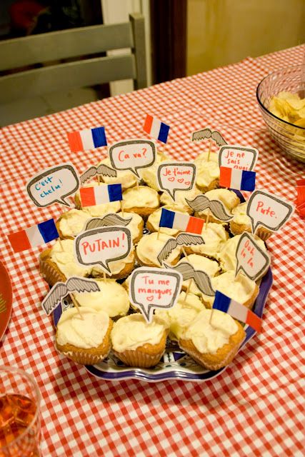 smilesfrommel: 'au revoir france' - a french themed party France Presentation, Casino Fundraiser, French Dinner Parties, French Themed Parties, Word Bubbles, French Party, Family Dinner Night, Parisian Party, Paris Birthday Parties