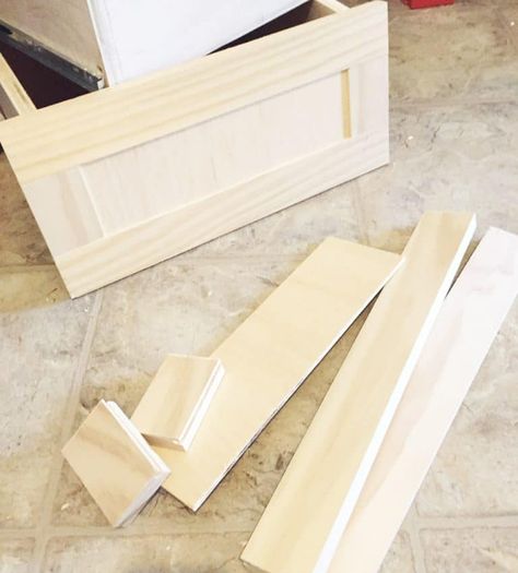 Cabinet Fronts Diy, Shaker Cabinet Drawers, Diy Drawer Fronts, Shaker Drawer Fronts, Diy Kast, How To Make Drawers, Building Drawers, Amish Style, Shaker Cabinet Doors