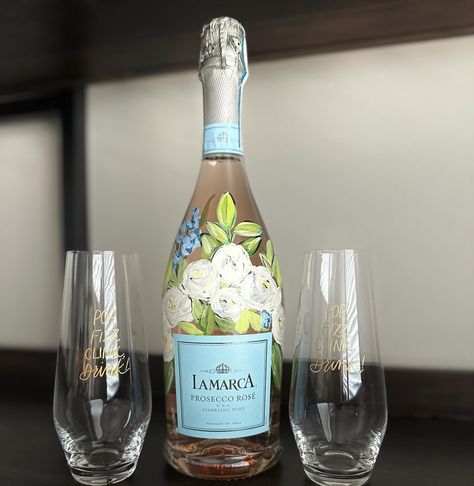 Pop, fizz, clink, DRINK! Painted bottles of @lamarcaprosecco and some custom engraved glasses make a great auction basket or special gift! #humblehands #liveweddingpainter #humblehandsweddings #lamarca #prosecco #poppinbottles #humblehandsengraving #experientialmarketing #corporategifts #corporateengagement Lamarca Prosecco Painted Bottle, Biznis Ideje, Painted Champagne Bottles, Custom Champagne Bottle, Lamarca Prosecco, Prosecco Bottle, Auction Basket, Poppin Bottles, Pop Fizz Clink