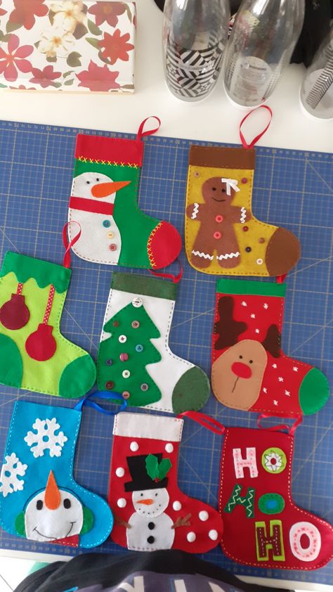 Felt Christmas Stockings Ideas Homemade, Felt Christmas Stockings Diy, Painting Stocking Ideas, Felt Christmas Stockings Ideas, Felt Stockings Christmas Diy, Christmas Stocking Decorating Ideas, Diy Christmas Stockings Ideas, Christmas Socks Decoration, Christmas Diy Felt