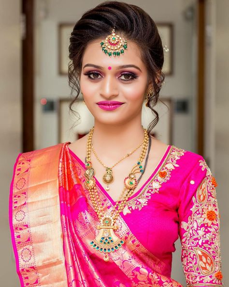 Jade Hairstyles Indian, Gujrati Saree Hairstyle, Gujrati Style Saree Look, Gold Blouse Designs, Gujarati Bride, Rice Ceremony, Simple Bridal Hairstyle, Curly Hair Up, Hair Style On Saree