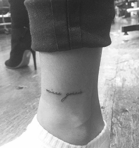 Hailey Baldwin's “Minas Gerais” tattoo on the left ankle. Tattoo Artist: Jon Boy · Jonathan Valena Hailey Baldwin Tattoo, Jonboy Tattoo, Classy Tattoos For Women, Tattoo Hip, K Tattoo, Ankle Tattoos For Women, Meagan Good, Foot Tattoos For Women, Tattoos For Women Flowers