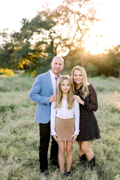 Family Of 3 Photo Shoot Poses, Family Picture Poses 3 People, Family Photo Ideas 3 People, Family Three Photos, Photoshoot Poses For Family Of 3, Older Family Of 3 Photo Ideas, Family Of Three Photoshoot Outfits, Photo Poses Family Of Three, Standing Family Photos