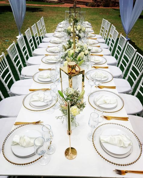 White And Gold Theme Party Decoration Table Settings, Gold And White Birthday Party Decoration Outdoor, White And Gold Dinner Table Setting, Backyard Elegant Party Ideas, Gold Theme Party Decorations, Luncheon Decor, Nigerian Wedding Decor, Brunch Table Setting, Outdoor Tent Wedding