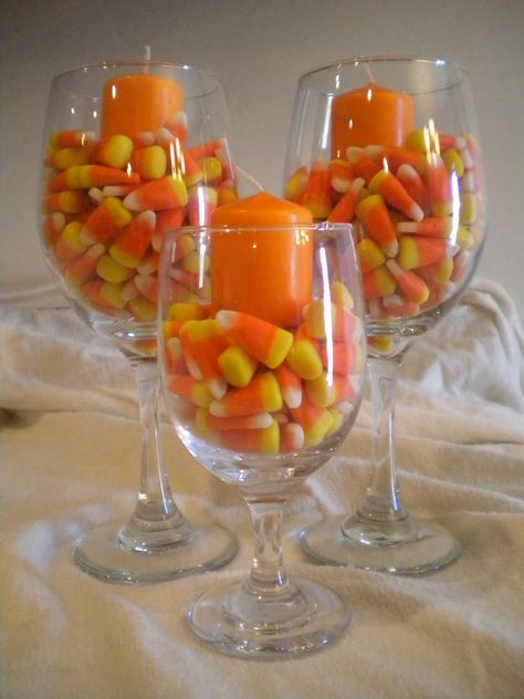 for the treat table or backrow tables - dollar store Halloween Decor Diy, Festa Harry Potter, Halloween Centerpiece, Halloween Snacks, Theme Halloween, Diy Centerpieces, Fall Centerpiece, Fall Holidays, Fete Halloween