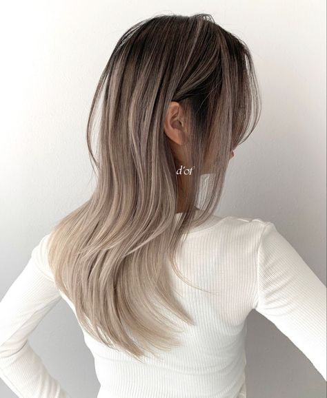 Mushroom Blonde Straight Hair, Layered Blonde Hair Dark Roots, Korean Blonde Balayage, Brown Rooted Blonde Hair Balayage, Milk Tea Hair Shadow Root, Asian Blonde Balayage Short, Milk Tea Hair With Dark Roots, Asian Blond Balayage, Blonde Balayage For Asian Hair