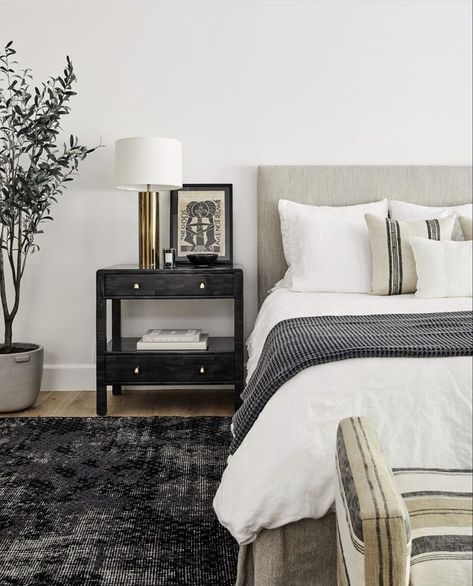 Black Headboard Bedroom Ideas, Black Nightstand Bedroom, Black Headboard Bedroom, Black Rug Bedroom, Grey Upholstered Bed, Casual Bedroom, Black Nightstand, Black Headboard, Transitional Bedroom