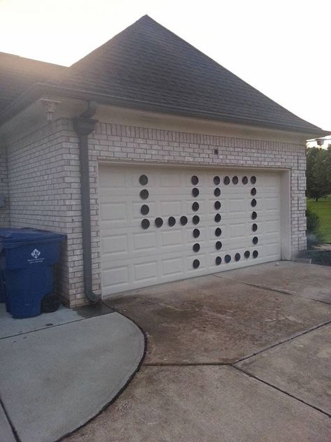 40th Birthday Yard Decorations, Garage Birthday Party Decorations, Birthday Party Garage, Birthday Door Decorations, Party Garage, Birthday Pranks, 40th Birthday Men, Garage Door Decor, Birthday Door