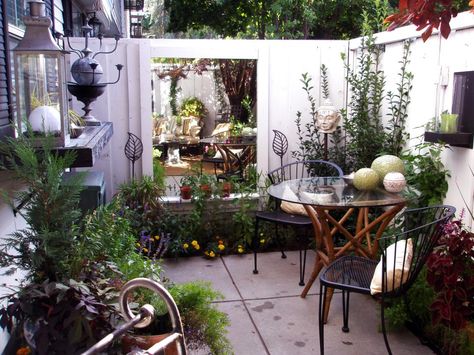 Adding an intimate courtyard to your home gives you a place to entertain guests or just relax. Check out these photos of courtyards and get inspiration to add one to your home. Ideas Para Decorar Jardines, Small Patio Design, Small Outdoor Patios, Terrasse Design, Small Courtyard Gardens, Courtyard Gardens Design, Small Patio Garden, Outdoor Patio Space, Small Courtyards