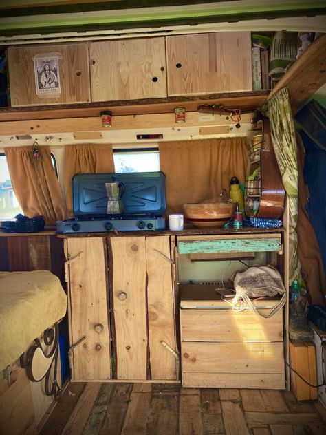 Schoolie Conversion, T3 Interior, Ford Transit Conversion, Vw T3 Camper, Vw Conversions, Friends Traveling, Small Camper Vans, Truck House, Van Lifestyle