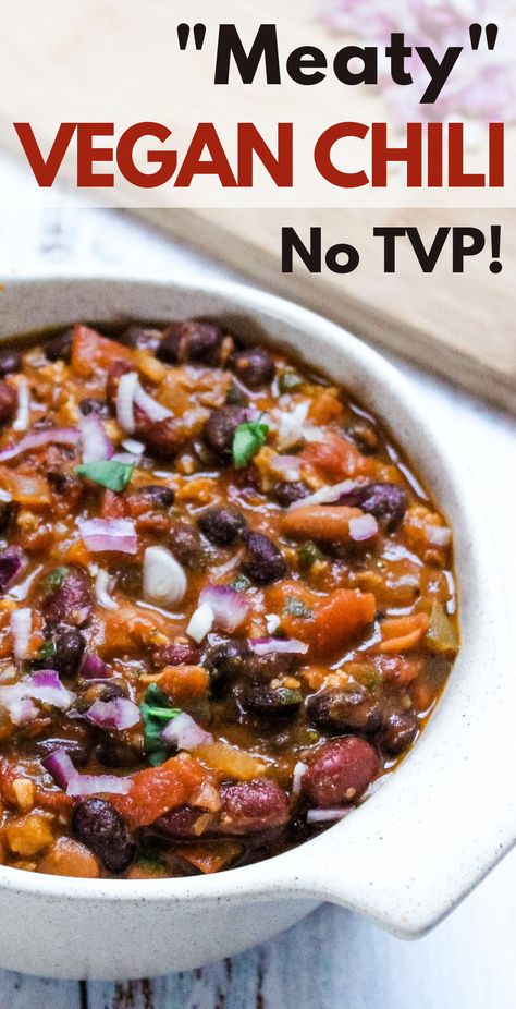 A bowl of meatless vegan chili with text overlay: "Meaty Vegan Chili No TVP!" Best Vegan Chili, Vegan Chili Recipe, Vegan Chilli, Vegetarian Chili Recipe, Vegetarian Soups, Traditional Chili, Vegan Egg, Winter Dishes, Chilli Recipes