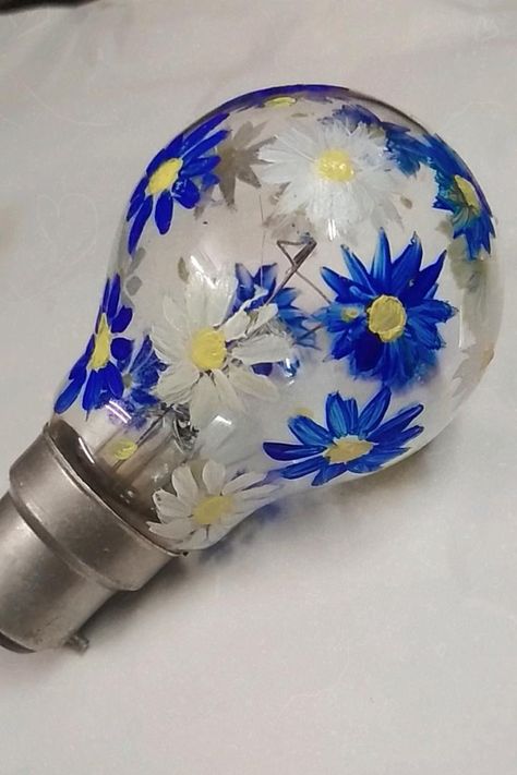 Painting On Light Bulbs, Light Bulb Painting Ideas Aesthetic, Lightbulb Painting Ideas, Bulb Painting Ideas Aesthetic, Painted Light Bulbs Diy, Light Bulb Painting Ideas, Bulb Painting Ideas, Bulb Painting, Bulb Art