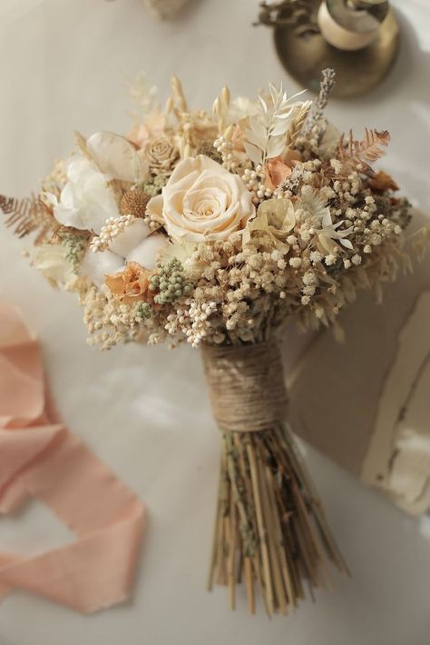 Boho Bridal Bouquet Fall, Dried Bridal Bouquet, Yemeni Clothes, Shower Bouquet, Brides Flowers Bouquet, Boho Bridal Bouquet, Wedding Flower Trends, Bridal Bouquet Summer, Simple Wedding Bouquets